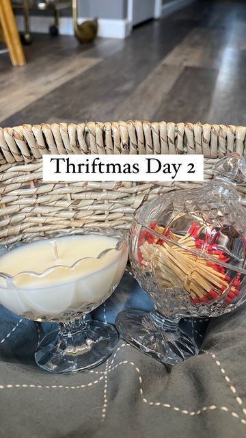 Homemade Christmas Gift Basket Ideas, Vintage Diy Gifts, Thrifted Birthday Gift, Diy Thrift Gifts, Second Hand Gifts, Gift Kit Ideas, Diy Thrifted Christmas Gifts, Diy Winter Candles, Thrifting Gift Ideas