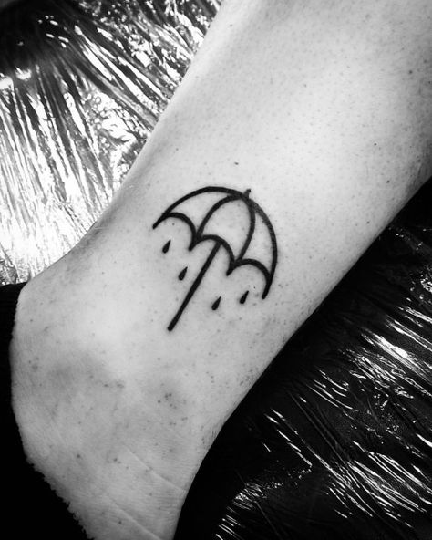 bmth Bmth Umbrella Tattoo, Thats The Spirit Tattoo, Bmth Umbrella, Neighbourhood Tattoo, Horizon Tattoo, Bmth Tattoo, Tattoo Ideas Tumblr, Umbrella Tattoo, Emo Tattoos