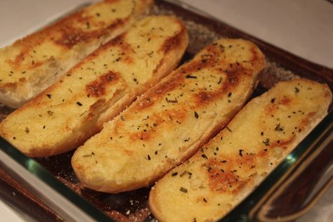 Hot Dog Bun Garlic Bread!  Easy, cheap, affordable way to use your leftovers! Hot Dog Buns Garlic Bread, Hot Dog Bun Breadsticks, Garlic Bread Hot Dog Buns, Garlic Bread With Hot Dog Buns, Hot Dog Garlic Bread, Toasted Hot Dog Roll Ups, Easy Summertime Meals, Hot Dog Buns Leftover, Bun Garlic Bread