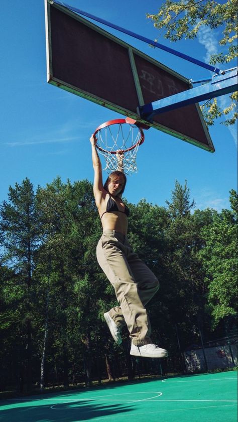 Basketball Court Photoshoot, Basketball Pictures Poses, Portret Feminin, Basketball Photography, Summer Photoshoot, Photoshoot Themes, Model Poses Photography, Basketball Pictures, Basketball Girls