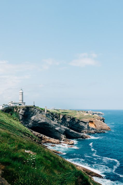 Faro de Punte Silla lighthouse-visit-santander Capital C, Santander Spain, Backpacking Spain, Cities In Spain, Spanish City, Spain Aesthetic, Spain Culture, Spain Travel Guide, Spain Fashion