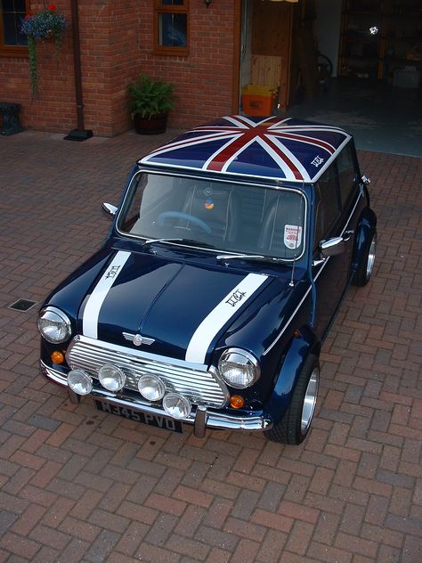 vintage mini cooper Vintage Mini Cooper, Mini Cooper Classic, Mini Coopers, Austin Mini, John Cooper, British Flag, Mini Car, Retro Mode, Mini Cooper S