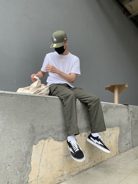 Summer Low-top Skate Shoes For Streetwear, Old Skool Vans Outfit Aesthetic, Classic Vans Sneakers For Streetwear, Vans Outfit Men Shorts, Vans Old Skool Outfit Men, Vans Low-top Slip-on Sneakers For Streetwear, Vans Outfit Aesthetic, Old Skool Vans Outfit, Vans Low-top Skate Shoes For Streetwear