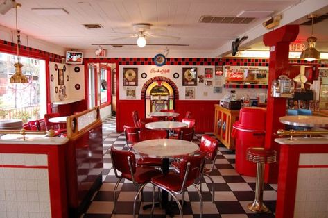 One of the main reasons you'll want to stop into Cakes 'n Creams is for the amazing retro decor. You'll feel like you stepped into a '50s teen movie the moment you walk through the door. Diner Aesthetic, 50's Diner, 50s Diner, Moodboard Inspo, Diner Decor, Vintage Diner, Retro Cafe, Retro Neon, Branson Mo