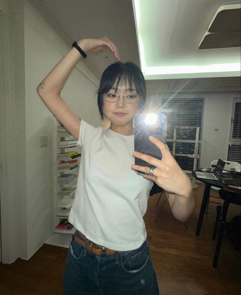 Photo Ideas Mirror Selfie, Bangs Korean, Instagram Photo Ideas, Style Glasses, Vintage Glasses, Selfie Poses, Simple Outfits, Photo Poses