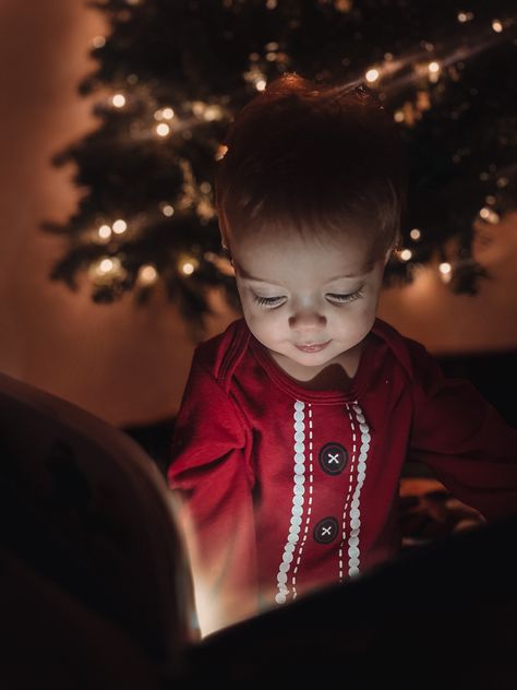 Christmas baby reading a magical book infront of a Christmas tree Christmas Photo One Year Old, Christmas Tree Pictures With Baby, Christmas Tree Kids Pictures, Christmas Tree Photoshoot Kids, Christmas With One Year Old, Toddler Christmas Tree Pictures, Christmas Pictures One Year Old, Toddler Christmas Card Photo, Christmas Tree Pictures With Kids