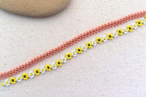 Learn how to make Native American style beaded daisy chain stitch in two varieties: connected daisies (4 in 1) and a six bead alternate circle variety: Daisy Chain Variations Seed Bead Bracelet Patterns, Seed Bead Projects, Lisa Yang, Beading Patterns Free, Beaded Bracelets Tutorial, Seed Bead Patterns, Beads Bracelet Design, Seed Bead Tutorial, Beaded Rope