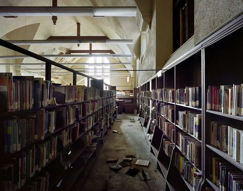 Mark Twain Public Library - Detroit Abandoned Library, Abandoned Detroit, Lots Of Books, Haunting Photos, Library Aesthetic, Abandoned House, Abandoned Mansions, Detroit Michigan, American Cities