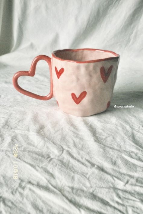 Pottery Mug Handle, Cups And Glasses, Heart Mug, Cerámica Ideas, Easy Paper Crafts Diy, Pretty Mugs, Tanah Liat, Clay Mugs, Cup Handles