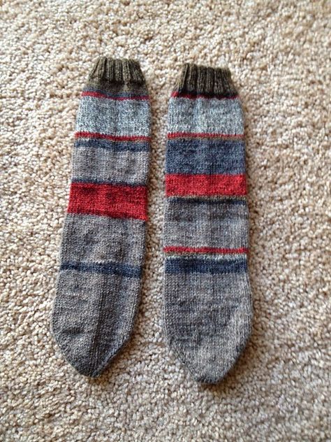 Tube Socks Knitting Pattern Free, Knit Tube Socks, Sock Yarn Knitting Patterns, Knitted Socks Free Pattern, Beginner Knit, Knitting Board, Beginner Knitting, Beginner Knitting Patterns, Socks Pattern