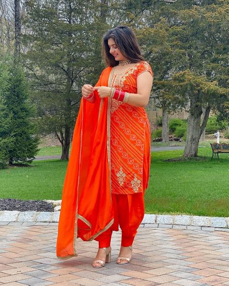 Newly Bride Suits Indian, Newly Bride Suits, Punjabi Suit Poses Photography, Punjabi Design, Punjabi Dress Design, Bride Groom Photoshoot, Kurta Skirt, Patiyala Dress, Punjabi Models