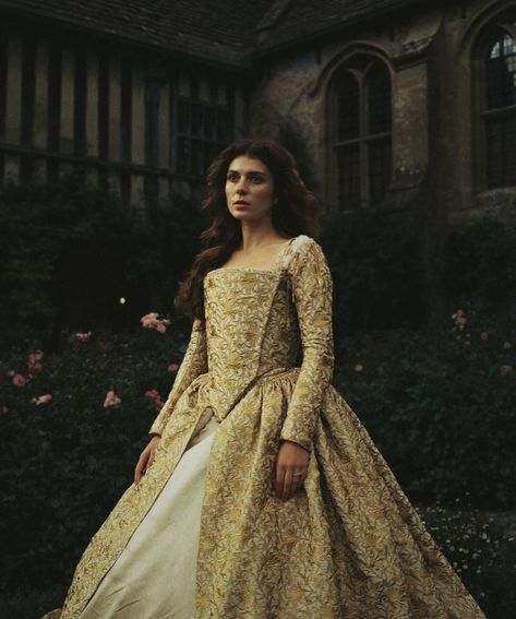 my lady jane Emily Bader My Lady Jane, Emily Bader, Aries Style, Wardrobe Costume, My Lady Jane, Lady Lancaster, Fashion Over The Decades, Jane Grey, Lady Jane Grey