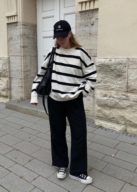 Striped Shirt Outfit Aesthetic, White Jumper Outfit, White Striped Shirt Outfit, Striped Sweater Outfit, Outfits With Striped Shirts, Matilda Djerf Style, Boston Outfits, White Sweater Outfit, Beautiful Wardrobe