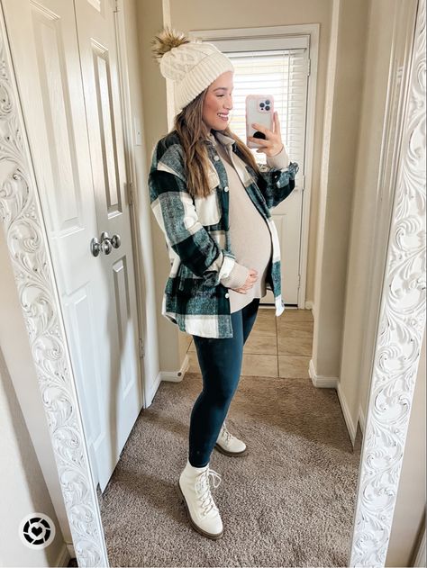 Winter Preggo Outfits, Cute Pregnant Christmas Outfits, Maternity Outfits Casual Winter, Pregnacy Fashion Outfits Fall, Casual Maternity Winter Outfits, Winter Maternity Outfits Leggings, Winter Fashion For Pregnant Women, Maturity Fall Outfits, Casual Maternity Outfits Photoshoot Fall