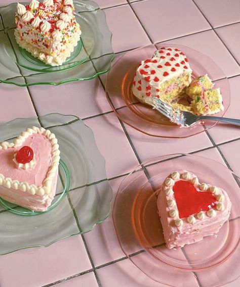 Shaped Cakes, Heart Shaped Cakes, Pretty Dessert, Cute Baking, Think Food, Just Cakes, Icing Recipe, Cute Desserts, Pink Sky