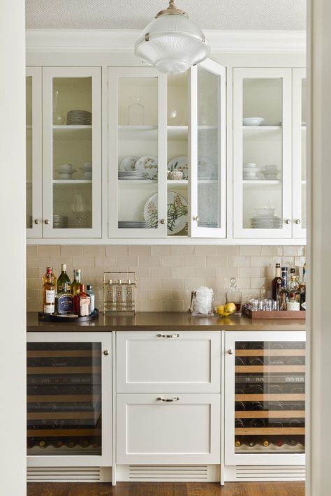 Fine china takes center stage in this clean-lined, modern butler's pantry. Butlers Pantry Ideas, Desain Pantry, Butler’s Pantry, Kabinet Dapur, Butlers Pantry, Home Coffee Bar, Butler's Pantry, Butler Pantry, Pantry Design