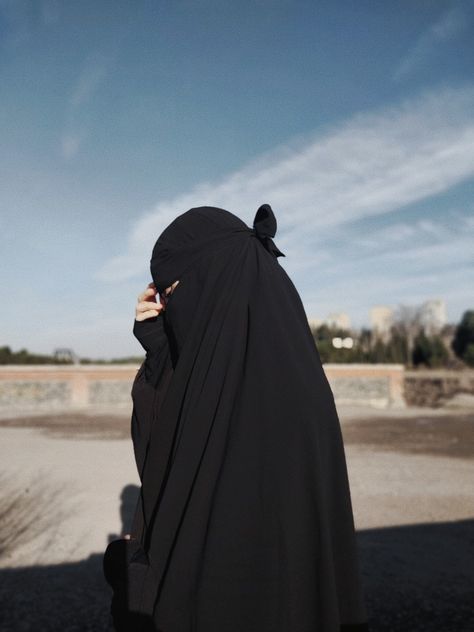 Mode Niqab, Niqabi Girl, Muslim Women Clothing, Modest Outfits Muslim, Muslim Photos, Nature Photography Quotes, Outfits Muslim, Muslimah Photography, Dps For Girls