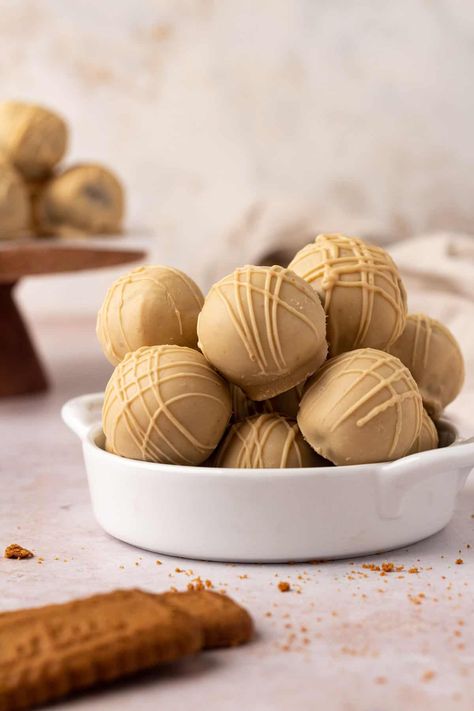 Cookie Butter Truffles, Truffle Photography, Biscoff Truffles, Biscoff Cream, Strawberry Cheesecake Cookies, Holiday Baking Gifts, Butter Pie Crust, Cranberry Orange Shortbread Cookies, Cookie Truffles