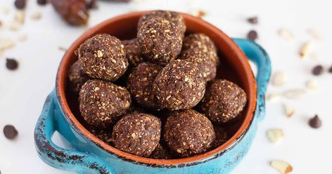 Chocolate Energy Balls, Vegan Chocolate Chip Cookie Recipe, Energy Balls Recipe, Apple Chips Baked, Recipes For Baking, Comfort Food Chicken, Baked Breakfast Recipes, Energy Ball Recipe, Berry Breakfast