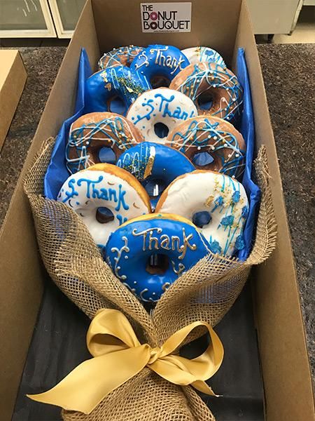 Donut Bouquet Ideas, Donut Bouquet Diy, Donut Gift Basket, Mini Donuts Decoration, Donut Bouquet, Adult Tea Party, Donut Decorating Ideas, Bake Sale Packaging, Food Bouquet