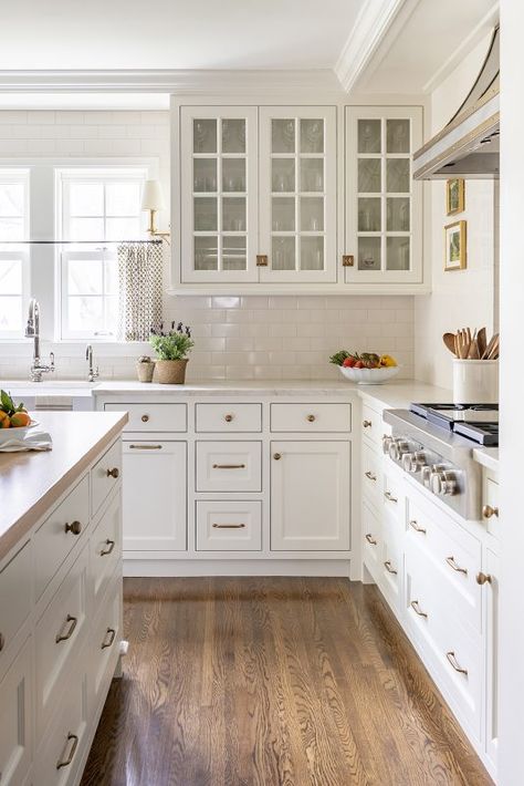 Stark White Kitchen Cabinets, Classic Transitional Kitchen, Traditional Kitchen White Cabinets, Classical White Kitchen, Classic Kitchen Renovation, Kitchen Remodel Traditional, Quarts Counter Tops Kitchen White Cabinets, Country Traditional Decor, Classic Cream Kitchen