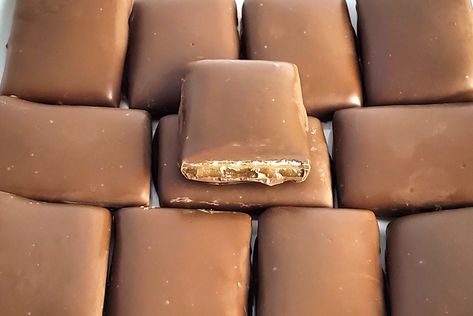 Heath (Skor) Bars Skor Candy Bar, Homemade Skor Bars, Homemade Heath Bars, Heath Bar Recipes, Heath Candy Bar, Payday Bars, Skor Bars, Heath Bar, Heath Bars