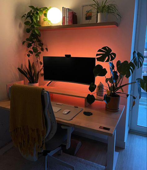 dream desk setup. the plants and lighting are perfect. Cozy Home Office, Future Apartment Decor, Office Room Decor, Apartment Decor Inspiration, Aesthetic Home, Home Office Setup, Room Makeover Bedroom, Room Setup, Decor Minimalist