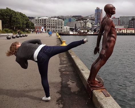 10+ Times People Took Posing With Sculptures To Another Level Fun With Statues, Funny Statues, Boring People, Creative Poses, Ian Mckellen, People Having Fun, People Poses, Andrew Scott, Niigata