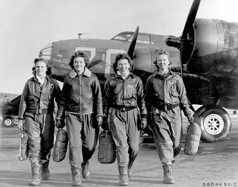 WASP pilots FrancesGreen, Margaret Kirchner, Ann Waldner and Blanche Osborne at the four-engine school at Lockbourne Army Airfield, Ohio, with a Boeing B-17. (U.S. Air Force) Jeanne Paquin, Wwii Women, Paul Poiret, Four Women, Female Pilot, Women's History, Womens History Month, Fly Girl, Photos Of Women