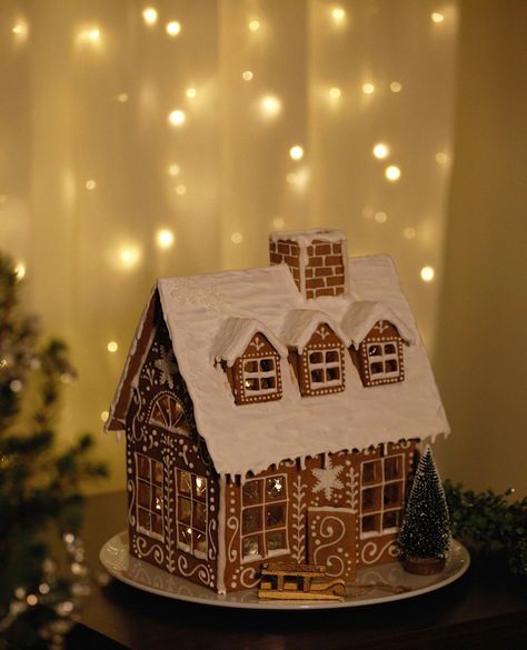 Pepperkakehus Ideas, Ginergerbread House, Homemade Gingerbread House, Gingerbread House Ideas, Gingerbread House Patterns, Gingerbread House Recipe, Gingerbread House Designs, Gingerbread Party, Gingerbread House Cookies