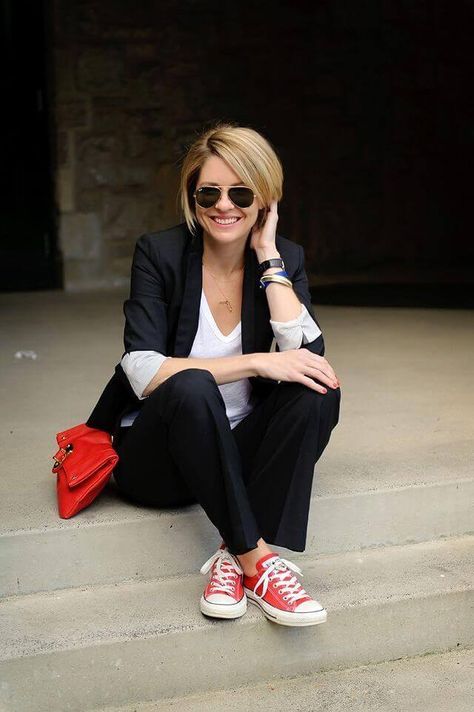 Thinking of work outfit ideas, one should make a stop at casual office attire ideas. There’s no need always to look formal when there are casual chic business clothes Red Converse Outfit, Colored Converse, Casual Work Outfit Spring, Casual Office Attire, Converse Outfits, Surfer Girls, How To Wear Sneakers, Boot Outfits, Androgynous Style