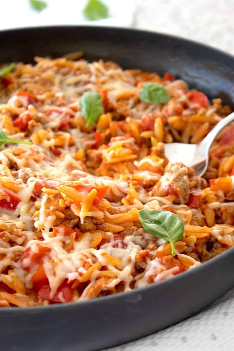 Ground Turkey Orzo Skillet Dinner Meal Prep Ground Turkey Recipes, Ground Turkey One Pan Meals, Ground Turkey And Orzo Recipe, Ground Turkey Orzo Recipes, Ground Turkey Recipes Bell Pepper, One Pan Ground Turkey Pasta, Simple Ground Turkey Recipes, Ground Turkey Pasta Bake Healthy, Easy One Pan Meals