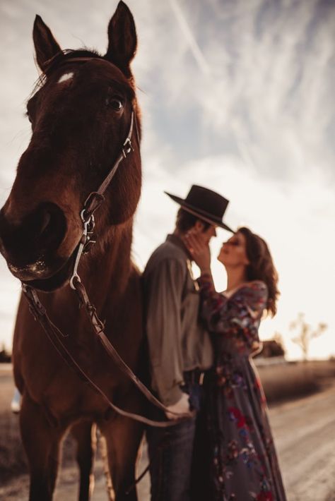 Couples Photography Inspiration by Native Roaming Couple Horse Photography, Horse Engagement Photos, Western Engagement Pictures, Western Engagement Photos, Horse Couple, Mode Country, Horse Photography Poses, Country Engagement Pictures, Pictures With Horses