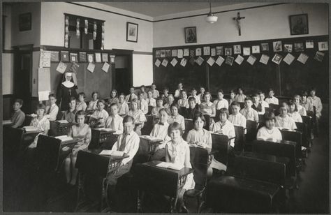 This Is What School Was Like 100 Years Ago: Your great- (or great-great) grandparents really did have to walk five miles in the snow to get to school! Here’s how American childhood education has evolved since the 19th and early 20th centuries. Debate Team, Model School, Teaching Second Grade, Training School, Bus Ride, 100 Years Ago, Childhood Education, Antique Photos, School Classroom