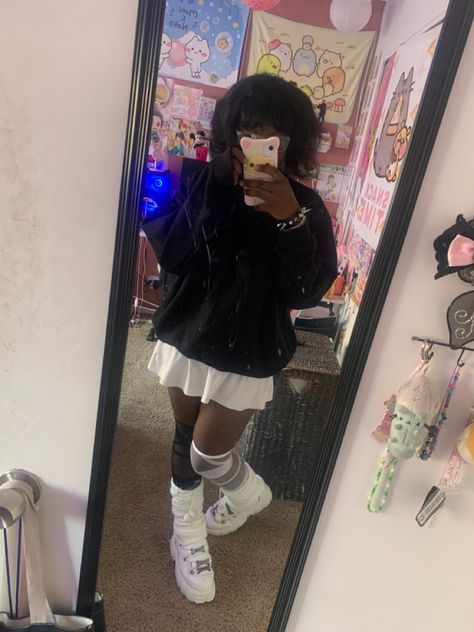 grunge black girl emo scene goth y2k morute dark aesthetic mori kei gothic lolita Black Grunge Girl, Grunge Black Women, Black Emo Girl, Goth Girl Aesthetic, Black Alt, Girl Emo, Emo Teen, Scene Goth, Emo Aesthetic