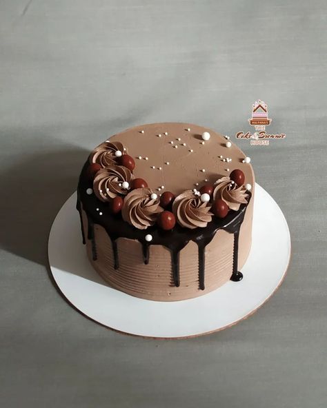 Chocolate Cake Design Aesthetic, Simple And Easy Cake Designs, Cute Chocolate Birthday Cake, Cake With Oreo Decoration, Easy Cake Decorating Chocolate, Minimalist Chocolate Cake Design, Chocolate Cake Inspiration, Simple Cake Decorating Chocolate, Chocolate Cake Simple Decoration