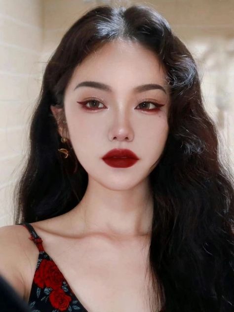 Extreme Make-up, Red Makeup Looks, Asian Makeup Looks, Red Eye Makeup, New Year's Makeup, Bold Makeup Looks, Ulzzang Makeup, Photographie Portrait Inspiration, Ethereal Makeup