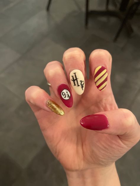 Harry Potter Acrylic Nails Gryffindor, Gryffindor Nails Acrylic, Harry Potter House Nails, Grifindor Nails, Gryffindor Nails Harry Potter, Harry Potter Gryffindor Nails, Griffindor Nails Designs, Harry Potter Nails Gryffindor, Gryffindor Nails