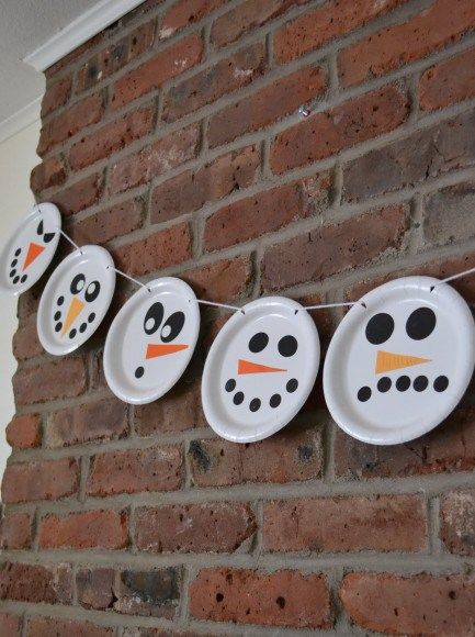 You don’t need snow to build a snowman. Don’t believe us? Read on for four ways you can make a snowman–no winter gear or snow... Snowman Garland, Thanksgiving Crafts For Toddlers, Diy Christmas Garland, Paper Christmas Decorations, Paper Plate Crafts, Plate Crafts, Preschool Christmas, Christmas Classroom, Snowman Crafts