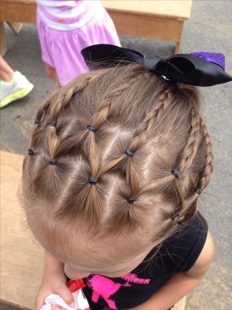 Peinados escolares Recital Hairstyles, Easy Toddler Hairstyles, Girls Hairdos, Easy Little Girl Hairstyles, Gymnastics Hair, Girl Hair Dos, Cheer Hair, Hairstyles For Girls, Toddler Hairstyles Girl