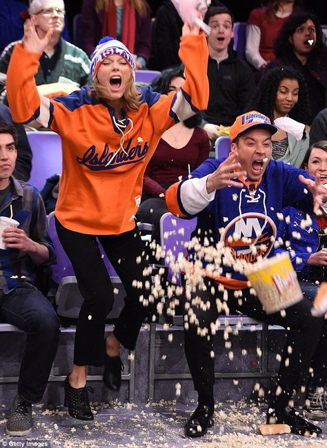 Can't make up your minds? They alternated between supporting the Brooklyn Nets, the New York Knicks, and the New York Islanders Taylor Swift New, Simple Plan, Swift Photo, Taylor Swift Funny, New York Islanders, Music Photo, Live Taylor, Taylor Swift 13, Jimmy Fallon