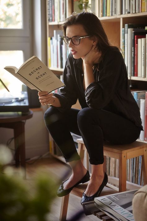 Women Reading Books, Portret Feminin, Lover Photo, Spoon Theory, Coffee Spoons, High Waisted Black Leggings, Tea Spoons, Shotting Photo, Book Shop