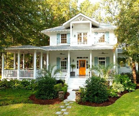 This “coastal cottage” featured in Better Homes and Gardens belongs to an active family of four. Exterior Color Combinations, Casas Coloniales, Contemporary Cottage, Beach Cottage Style, Wrap Around Porch, Coastal Cottage, House Goals, Style At Home, Pretty House