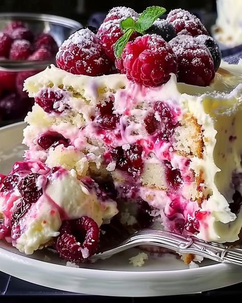 Hot Dessert Recipes, White Chocolate Raspberry Poke Cake, Chocolate Raspberry Poke Cake, Raspberry Poke Cake, Fruit Cake Recipe Christmas, Cold Dessert Recipes, Cake Preparation, Chocolate Raspberry Cake, Vegan Chocolate Cake