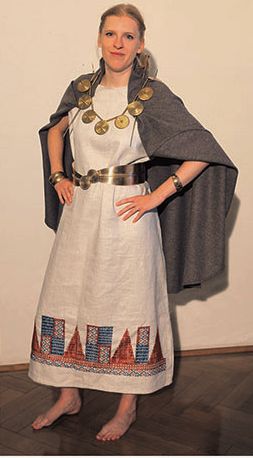 Europe, 1600-1350 B.C. (Carpathian variant); from GRÖMER K., RÖSEL-MAUTENDORFER H., BENDER JØRGENSEN L., Visions of Dress: Recreating Bronze Age Clothing from the Danubian Region, 2013 Bronze Age Fashion, Ancient Celtic Clothing, Iron Age Clothing, Bronze Age Clothing, Orions Belt, Bronze Age Civilization, Prehistoric Age, Celtic Clothing, Sca Garb