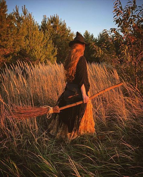 Autumn Witch, Cottage Witch, Halloween Custom, A Broom, Halloween Photoshoot, Season Of The Witch, Witch Costume, Witch Art, Witch Aesthetic