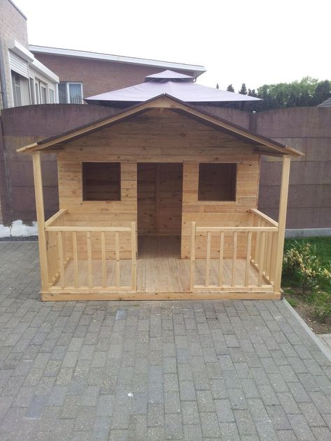 Pallets Playhouse, Outdoor Playhouse Ideas, Pallet Playhouse, Diy Pallets, Playhouse Plans, Diy Playhouse, Backyard Playhouse, Build A Playhouse, Pallet House