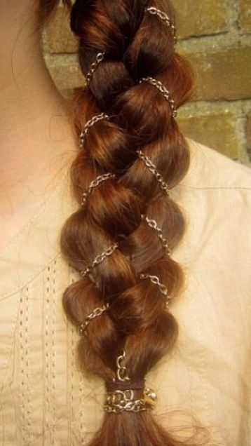 Braids with chains Braid With Chain, Braid Chains Hair, Jewelry In Braids, Braids With Chains, Braid With Jewellery, Hairstyles With Chains, Hair Chain Braid, Braid With Gems, Chains In Hair