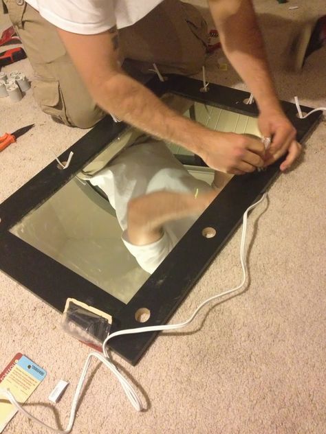 Beauty, Fashion, and Lifestyle Blog: DIY Lighted Makeup Mirror (Broadway style) Vanity Diy Makeup Mirror, Diy Vanity Mirror, Makeup Vanity Lighting, Diy Makeup Vanity, Lighted Makeup Mirror, Makeup Station, Diy Lampe, Mirror House, Makeup Vanity Mirror