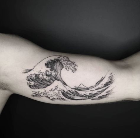 Japanese Wave Tattoos, Band Tattoos For Men, Circular Tattoo, Spiral Tattoos, Tattoo Samples, Wave Tattoo Design, Becoming A Tattoo Artist, Chic Tattoo, Circle Tattoos